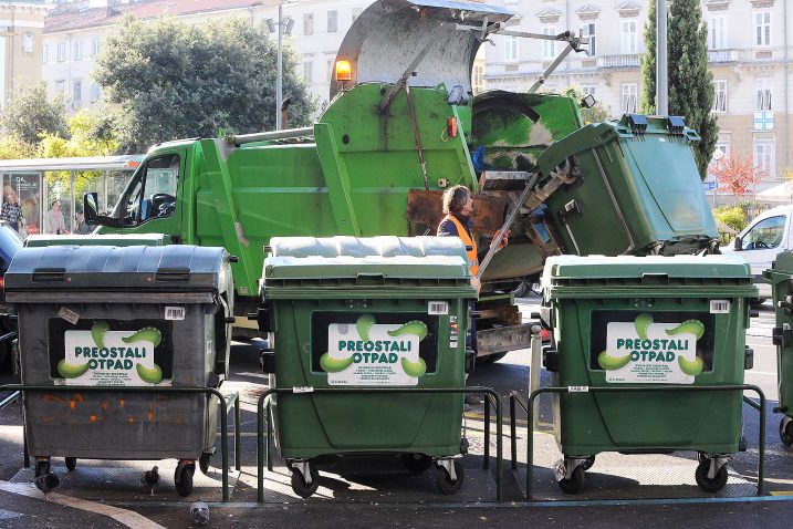 Tamo gdje se posude nalaze na javnim površinama građani su predložili čipirane posude i vrećice / Foto Sergej DRECHSLER