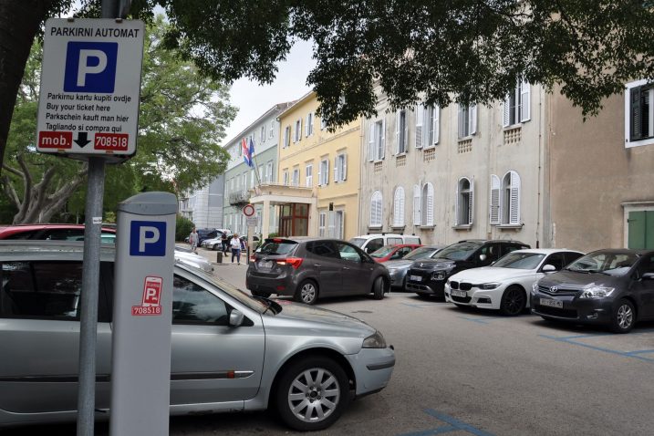 Od početka lipnja parking u Krku poskupljuje s dosadašnjih pet na sedam kuna po satu  / snimio M. TRINAJSTIĆ