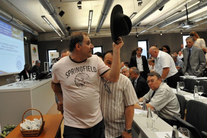 Milivoj Mićo Antolović napustio dvoranu u pratnji vijećnika / Snimio Silvano JEŽINA / NL arhiva