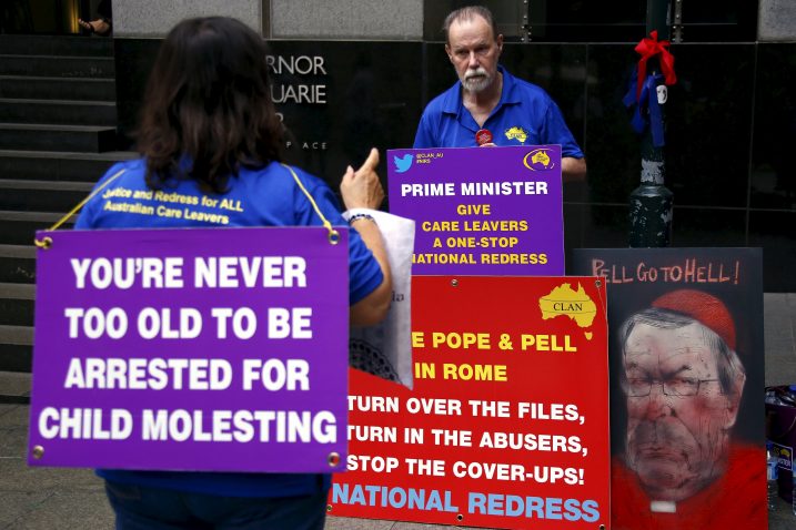 Prosvjed žrtava pedofilije i njihovih obitelji pred povjerenstvom za istragu zločina u Australiji / Reuters