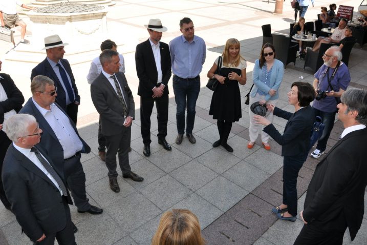 Zajednički snimak s domaćinima – veleposlanička ekipa jučer u Krku / Snimio Mladen TRINAJSTIĆ