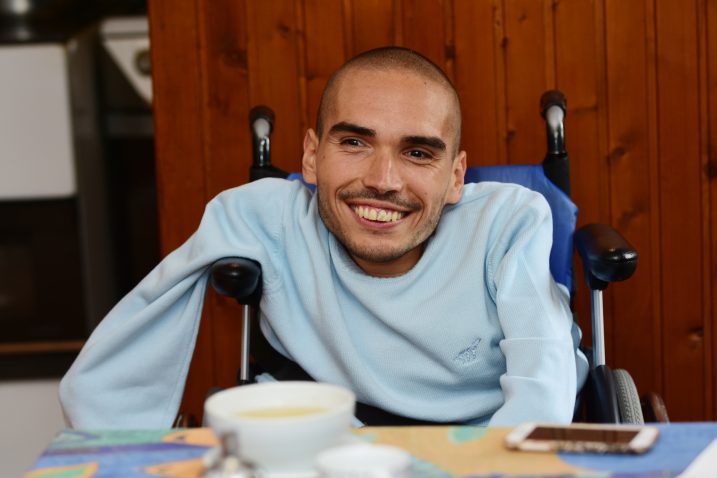 ﻿ Stopostotni invalid Roland Bugnar iz Veprinca koji boluje od progresivne mišićne distrofije / Foto Marin ANIČIĆ