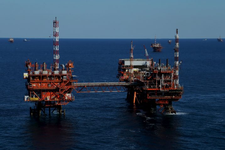 Platforme koje buše i traže naftu na velikim dubinama prestale su raditi / Foto REUTERS