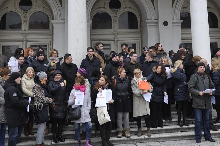 S prošlog prosvjeda Sindikata djelatnika u kulturi ispred HNK-a Ivana pl. Zajca / Foto Ivica TOMIĆ
