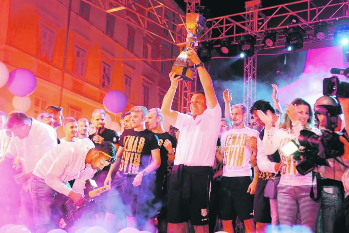 PRVI PUT U OBRANU NASLOVA – Nogometaši »Rijeke« slave titulu prvaka / arhiva NL