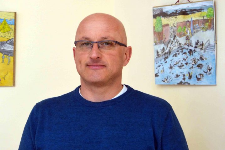Darko Dožaić izložio je karikature u Sportsko-poslovnom centru »Goranka« u Ravnoj Gori / snimio  M. KRMPOTIĆ