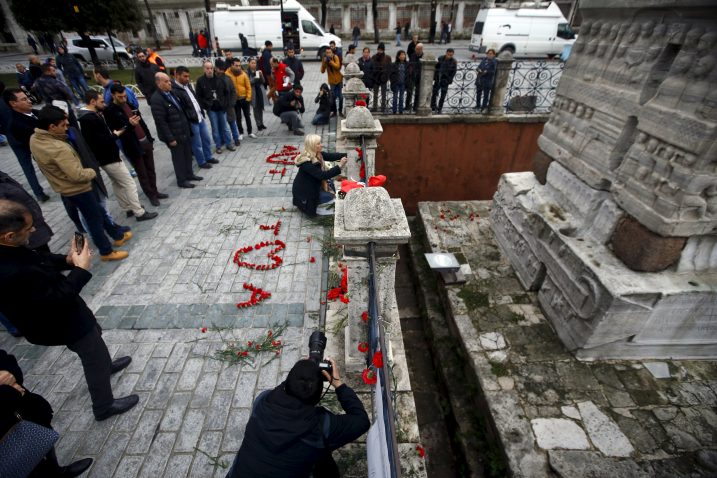 Cvijeće na mjestu gdje se dogodio napad na strane turiste u Istanbulu / Reuters