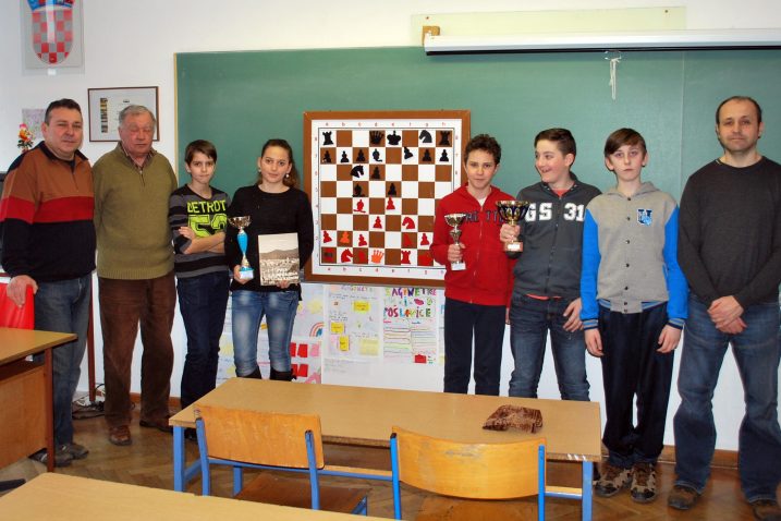 Pobjednici poluzavršnice regionalnog prvenstva – Tomislav Sabalić, Danijel Lončar, Jakov Jakovac, Ena Cvitan, Matija Sabalić, Edin Jusić, Antonio Mance i ravnatelj Mladen Bolf / Foto: M. KRMPOTIĆ