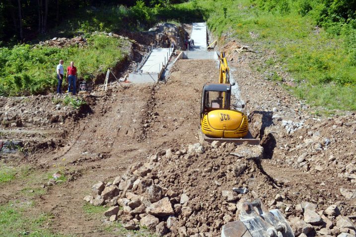 Ima važnijih stvari – delničke skijaške skakaonice u izgradnji / Foto Marinko KRMPOTIĆ