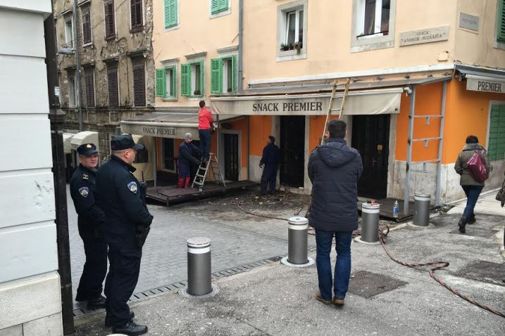 Uklanjanje terase i tende pod   policijskom pratnjom / Snimio Fiore VEŽNAVER