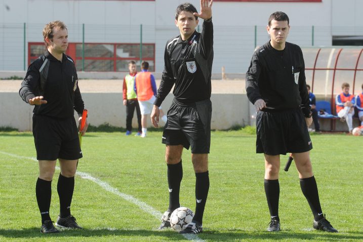 Igor Pajač ( u sredini)  prije četiri godine kada je sudio utakmicu Grobničan - KRK  / arhiva NL