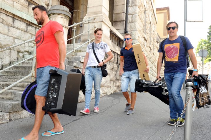Šajeta i ekipa ispred riječkog zatvora, snimio Marko Gracin