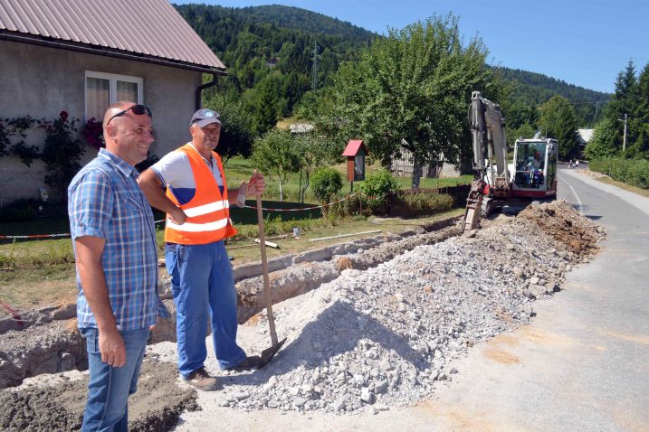 U Staroj Sušici po planu – načelnik Mišel Šćuka na gradilištu  / snimio M. KRMPOTIĆ
