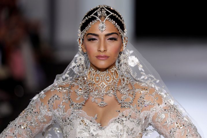 Zvijezda Bollywooda Sonam Kapoor nosila je reviju modne kuće Ralph & Russo / Foto REUTERS