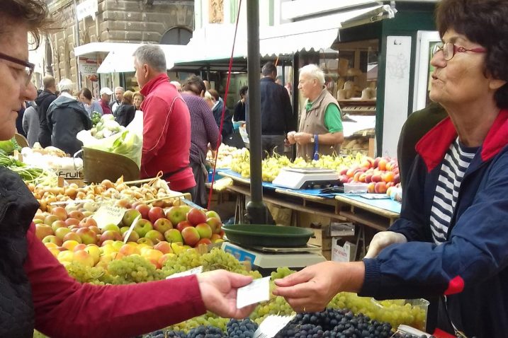 Ponuda grožđa na riječkoj placi je slaba i trenutno prevladava uvozni muškat / Foto Slavica KLEVA