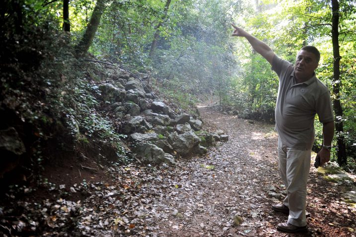 Mladen Žigulić na zaraslom šumskom putu za Veprinac / Snimio Roni BRMALJ