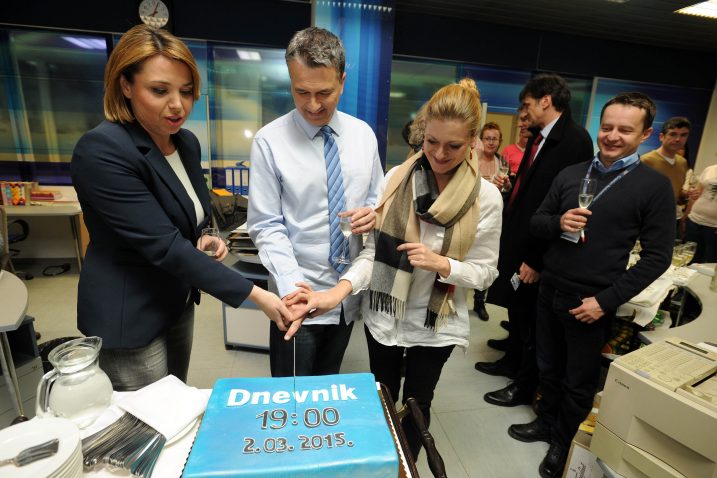 Slavljenička torta nakon premijere – Sanja Pavić Mikleušević, Đurica Drobac, Lamija Alečković i Eugen Husak / Foto: D. KOVAČEVIĆ