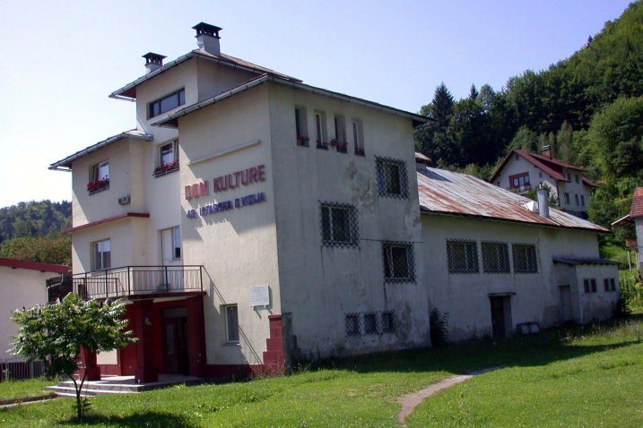 Dugogodišnje neodržavanje učinilo je svoje – zgrada Doma kulture u Čabru / Snimio Željko MALNAR