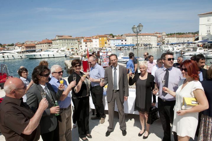 Zdravica na creskoj rivi u čast velike turističke obljetnice / Foto M. ANIČIĆ