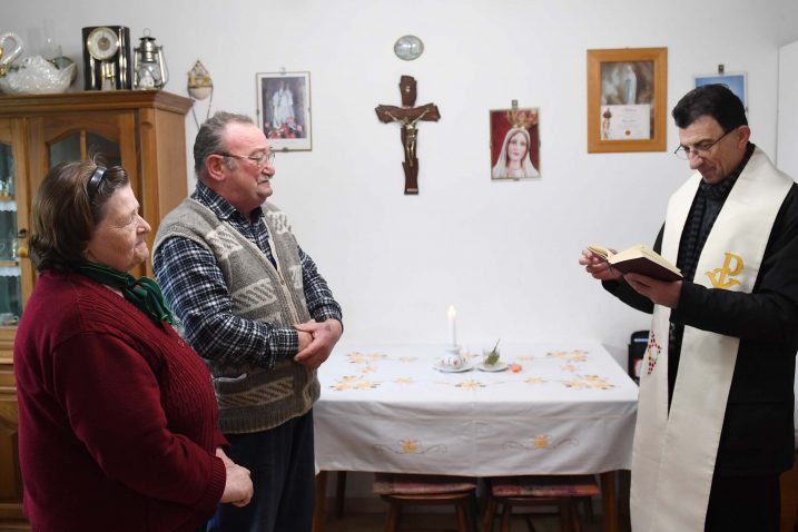 Don Anđelko Kaćunko na blagoslovu doma Marije i Josipa Biondića / snimio Ivica Tomić