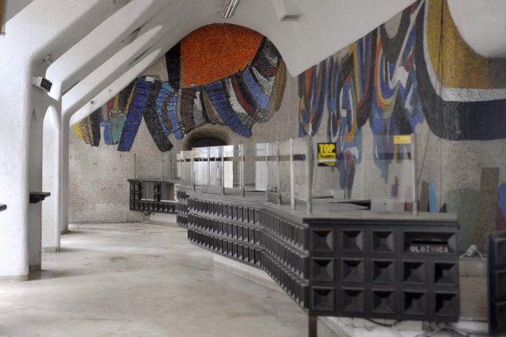 Mozaik Ede Murtića na »starom« mjestu, u zgradi bivše pošte   / snimio V. KARUZA