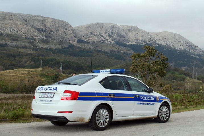 Optuženi je oštetio automobil bivše supruge, ali i policijsko vozilo / arhiva NL