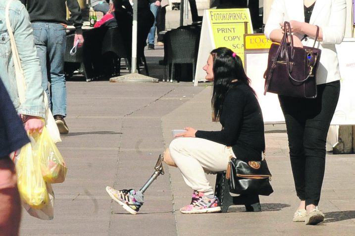 Najčešće se traži milostinja po Korzu, te na ulazima u trgovačke centre / Foto S. DRECHSLER