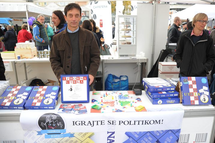 Predrag Boljkovac n Trgu bana Jelačića predstavio društvenu igru s političkom pozadinom zvanu »Izborna utrka« / Snimio Nenad REBERŠAK