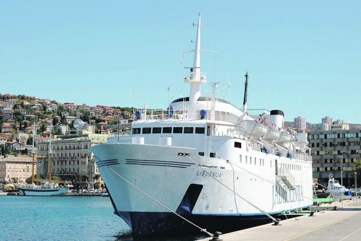 Liniju Rijeka – Dubrovnik održavala je Jadrolinija trajektom »Liburnija« koji je prodan / snimio V. KARUZA
