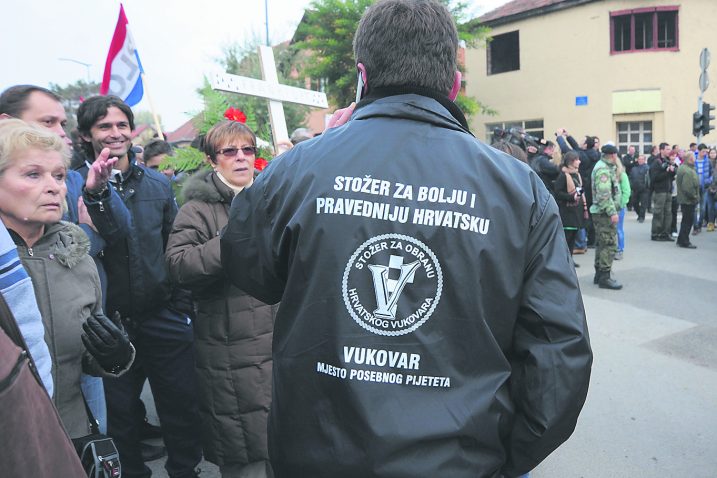 Kolona u kojoj je bio   državni vrh blokirana je na obilježavanju u Vukovaru 2013.  godine / Snimio Darko JELINEK / NL arhiva