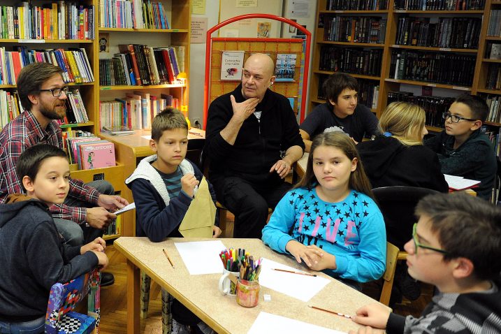 Dubravko Mataković sa svojim malim domaćinima u Striboru / Snimio Ivica TOMIĆ