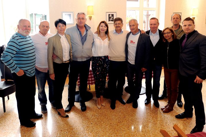 Ivo Dujmić sa suradnicima / Snimio Damir ŠKOMRLJ