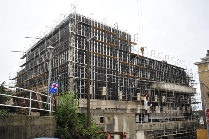 Na lokaciji bivšeg kina iza hotela Imperial gradi se KTC, a radovi su ušli u završnicu / Foto Marin ANIČIĆ
