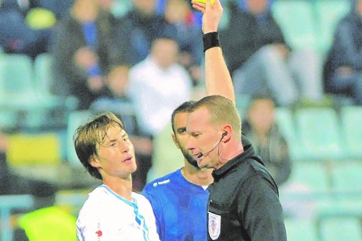 ŽUTICA – Sudac Damir Batinić i kapetan Rijeke Ivan Močinić često su se sretali ove sezone / Snimio Sergej DRECHSLER