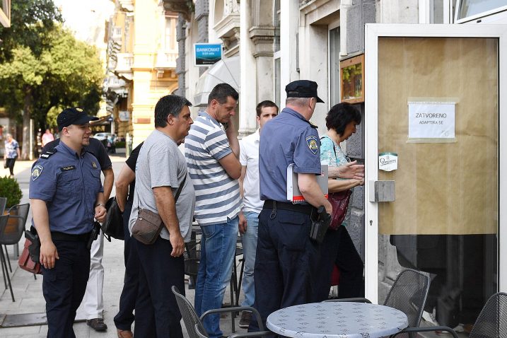 Robert Lučić u pratnji policije pred lokalom Laval / snimio I Tomić