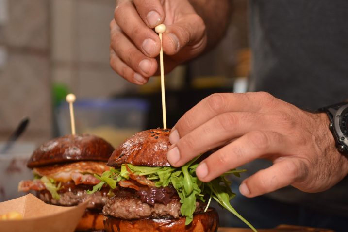 Mason burger u kojem je jednak omjer junetine i špalete / Foto Danilo MEMEDOVIĆ