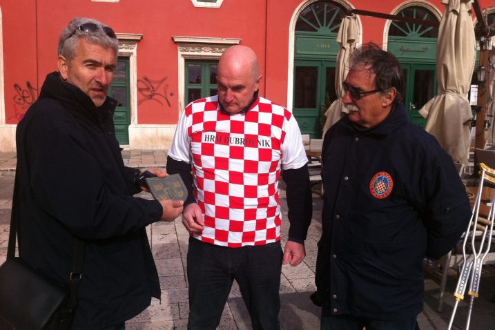 Zoran Erceg, prvi slijeva, dobio je priznanje Udruge dragovoljaca HRM-a iz Dubrovnika