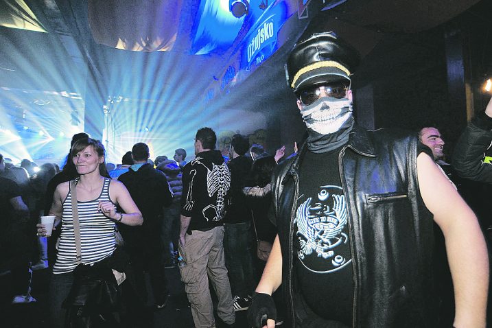 Party pod maskama ove subote uoči karnevalske povorke / Foto Sergej DRECHSLER