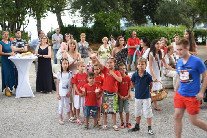 Zadovoljni mališani i njihovi roditelji, te drugi uzvanici / snimio M. ANIČIĆ
