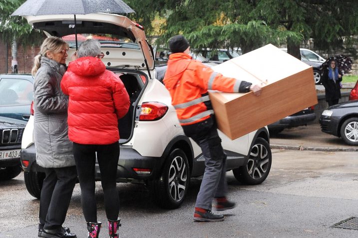 Bili su to mahom »obični« građani, članovi ove Facebook grupe koji su danas tijekom poslijepodneva ovu obitelj namirili hranom, higijenskim potrepštinama, poplunima, dekama i drvima za ogrijev / Snimio Sergej DRECHSLER