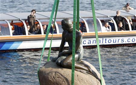 Brončana statua u kopenhaškoj luci / Foto Reuters