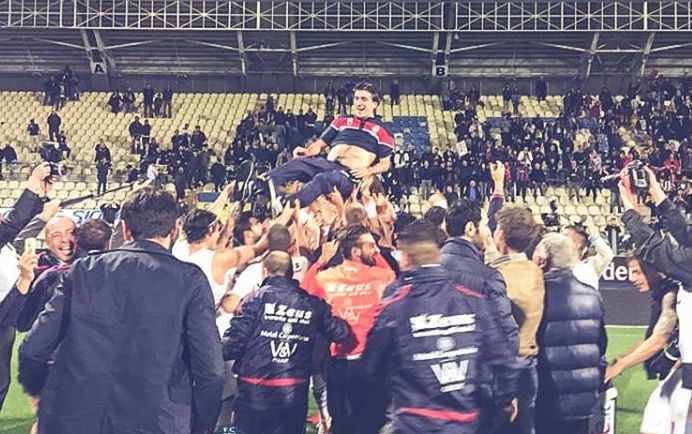 Ivan Jurić s igračima za slavlja u Modeni / Foto: www.fccrotone.it
