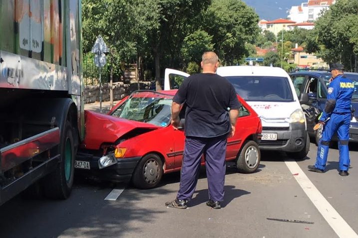 »Fiesta« je udarila u stražnji dio kamiona te istodobno presjekla put furgonu / snimio F. VEŽNAVER