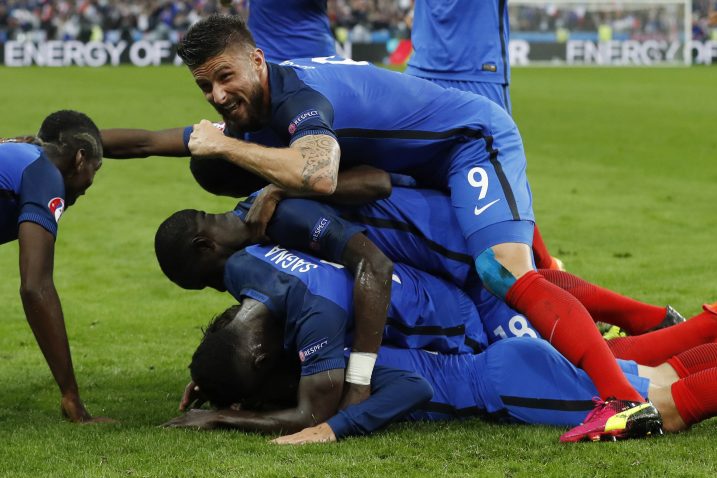 Francuski nogometaši slave pogodak protiv Islanda u četvrtfinalu / Foto Reuters