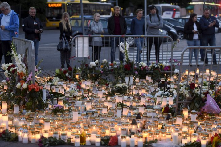 Svijeće za žrtve napada / Reuters