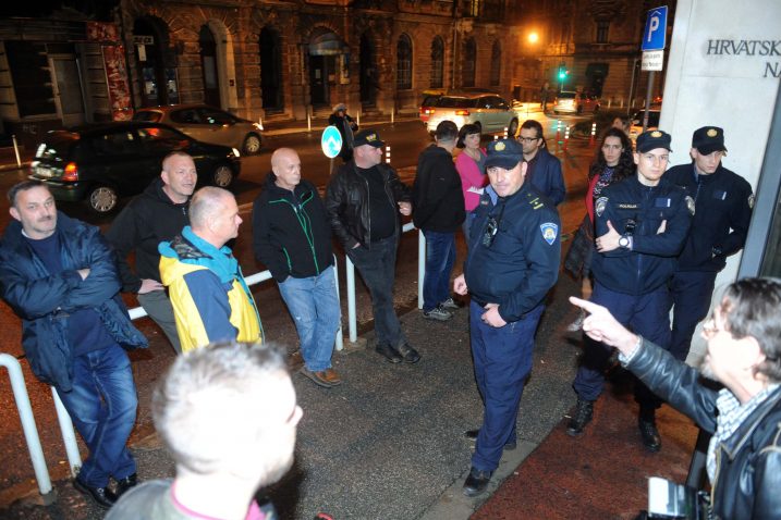 Zaštitari i policija angažirani su zbog mogućih incidenata, zato što je riječ o predstavi koja je u Poljskoj te BiH izazvala žestoke reakcije / Snimio Marko GRACIN