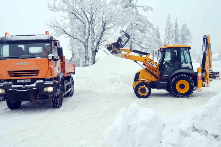 Zbog duge i snijegom bogate zime troškovi čišćenja nadilaze sva očekivanja / Foto Marinko KRMPOTIĆ