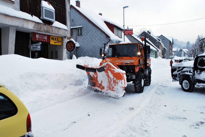 Zimsko čišćenje prometnica velika je stavka u goranskim proračunima / snimio M. KRMPOTIĆ