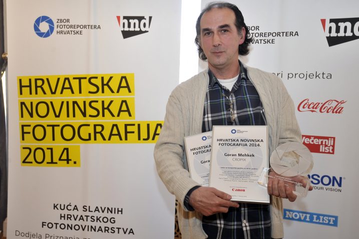 Fotografija Gorana Mehkeka iz agencije Cropix prikazuje člana helikopterske posade iznad poplavljenih područja istočne Hrvatske / Foto Bruno Konjevic / CROPIX