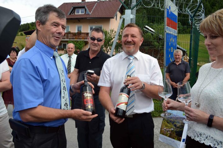Simbolična zdravica na granici – Janez Komidar donio je slovenski, a  Kristijan Rajšel hrvatski teran / Foto M. Krmpotić